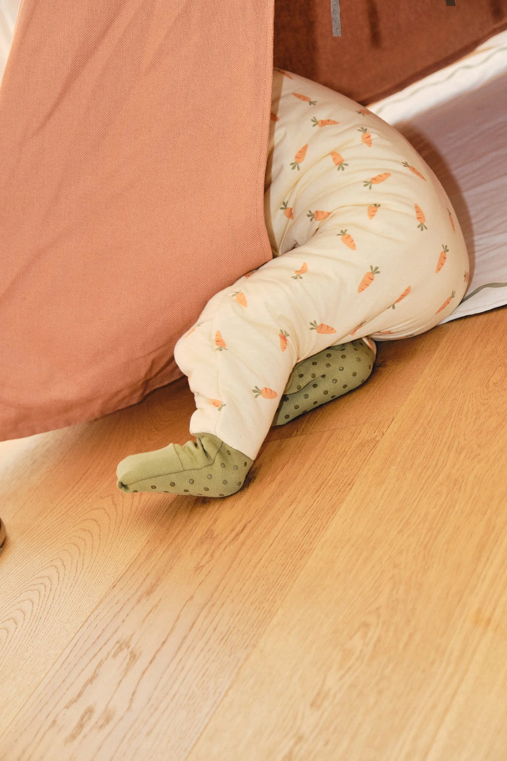 PIJAMA MANTA CON CALCETINES ANTIDESLIZANTES -CARROTS- TOG 1