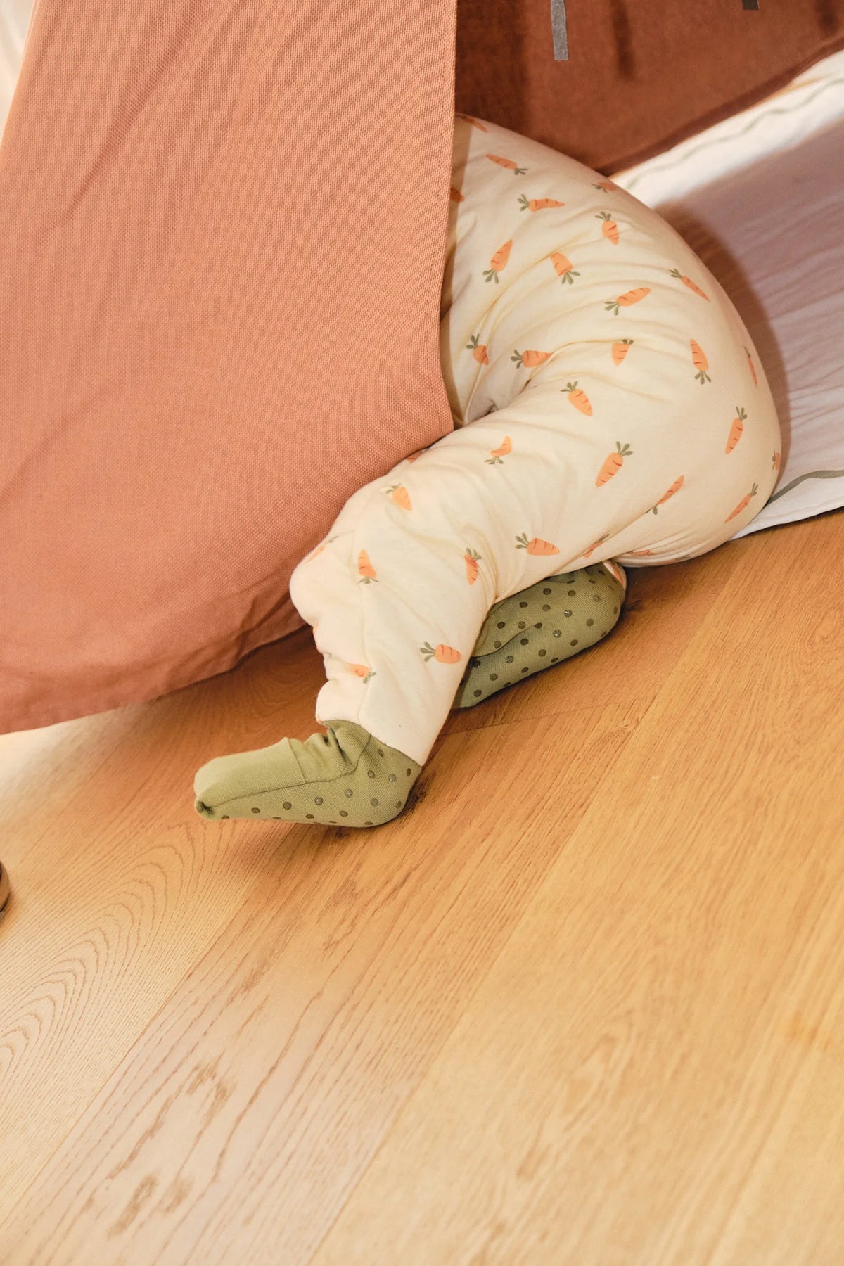PIJAMA MANTA CON CALCETINES ANTIDESLIZANTES -CARROTS- TOG 1