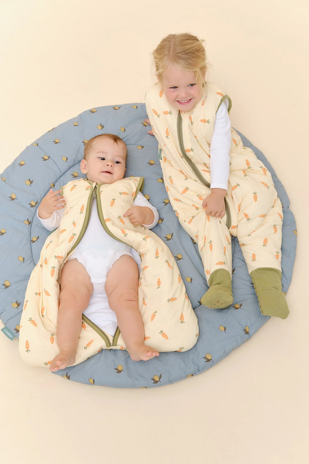PIJAMA MANTA CON CALCETINES ANTIDESLIZANTES -CARROTS- TOG 1