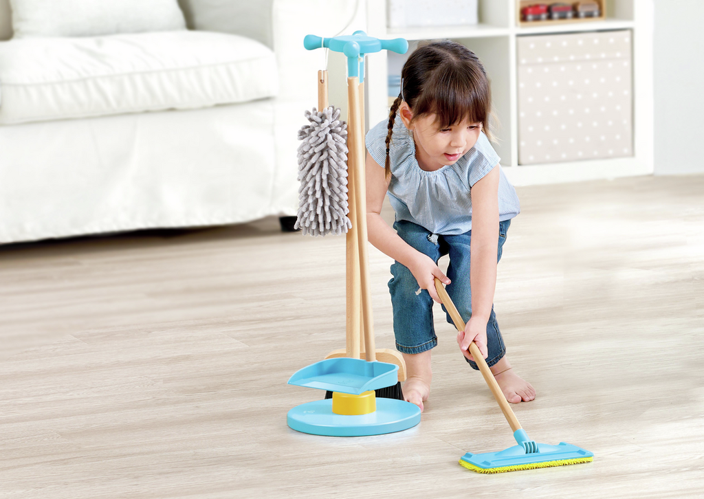 JUEGO DE LIMPIEZA CON ESCOBA
