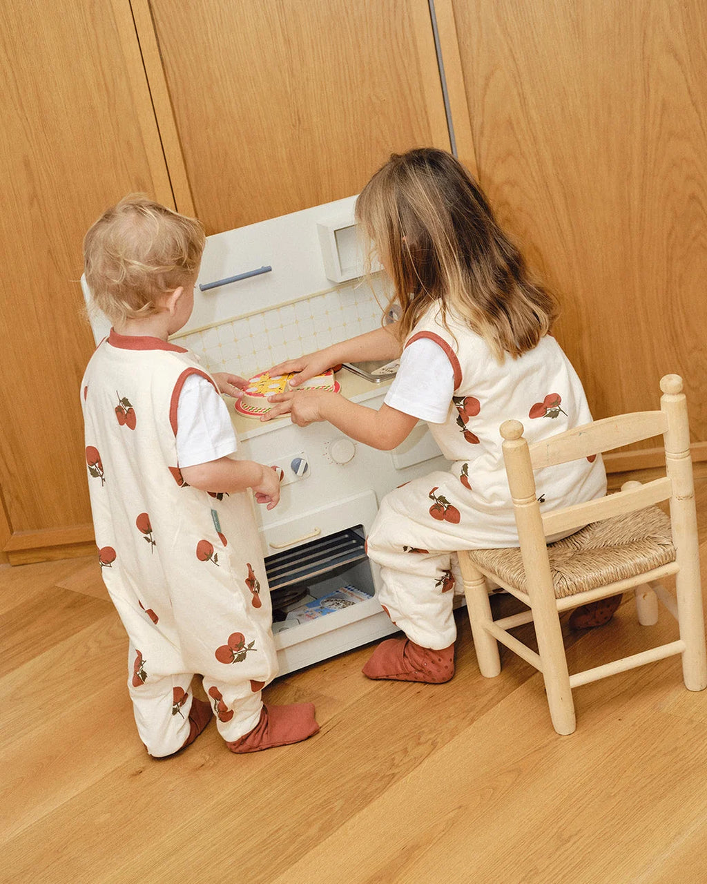 PIJAMA MANTA CON CALCETINES ANTIDESLIZANTES -TOMATOES- TOG 1
